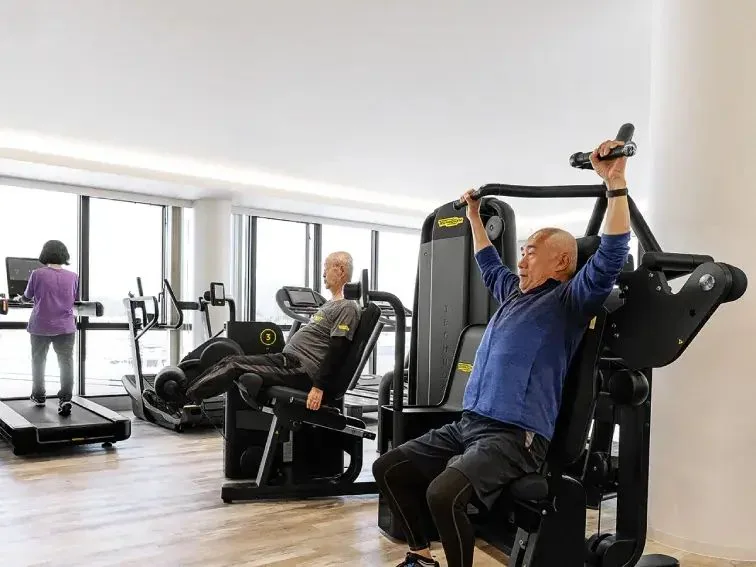Pessoas utilizando equipamentos conectados da Technogym