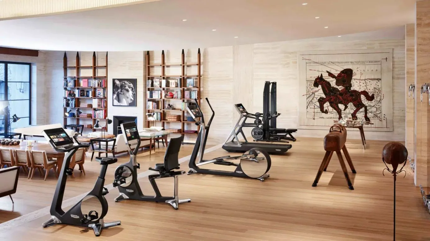 Equipamentos Technogym integrados a um ambiente residencial